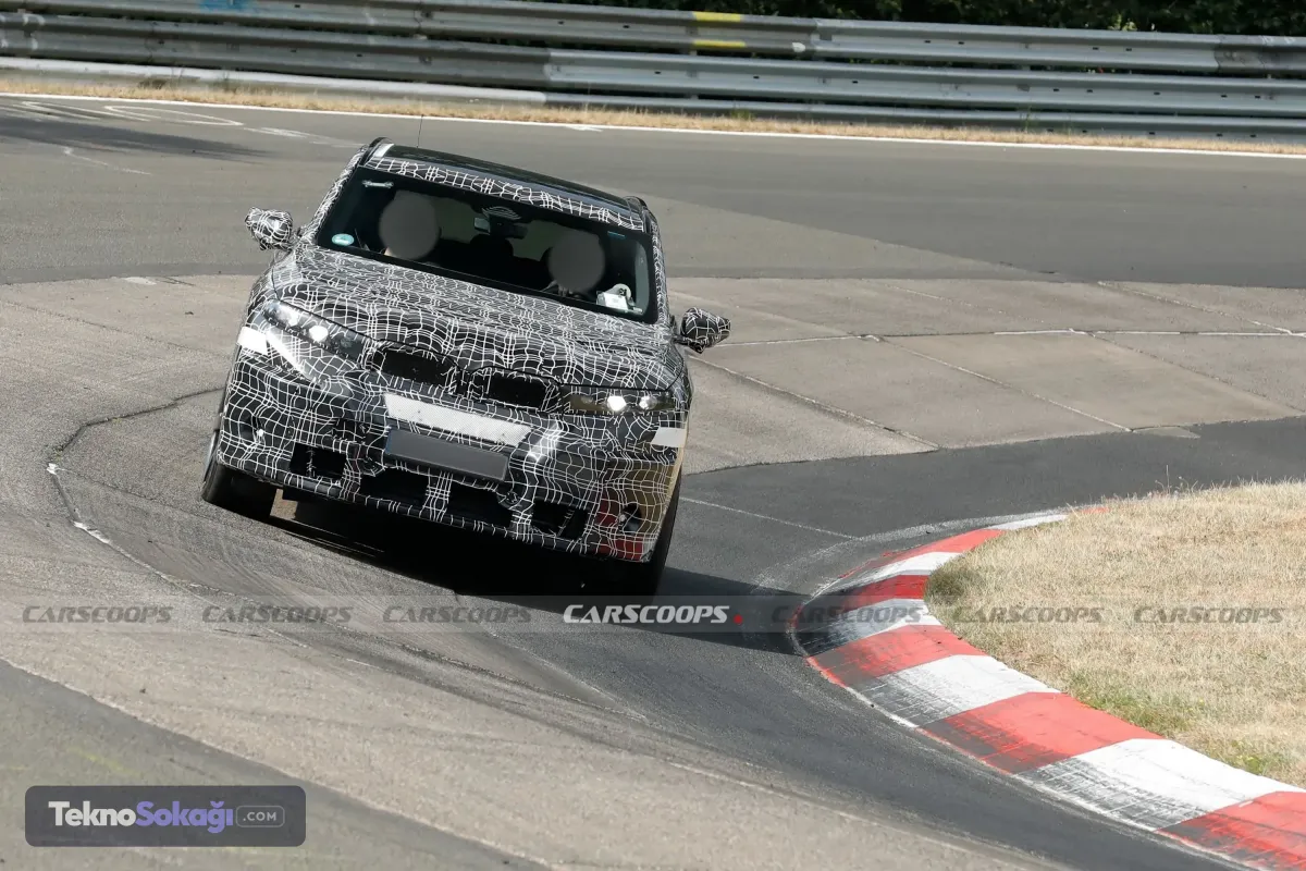 Dört elektrik motoruyla geliyorCarscoops'un haberine göre, BMW iX5 M'nin en önemli teknik özelliklerinden biri dört elektrik motorlu güç mimarisi olacak. Sistem, her bir tekerleğin bağımsız şekilde kontrol edilmesine imkan tanıyacak.BMW'nin Heart of Joy yazılım mimarisi ve merkezi süper bilgisayar altyapısı sayesinde motorların ürettiği torkun dört tekerlek arasında milisaniyeler içerisinde dağıtılması hedefleniyor.Bu yapı sayesinde özellikle virajlarda aracın yol tutuşunun ve yönlendirme kabiliyetinin artırılması amaçlanıyor.