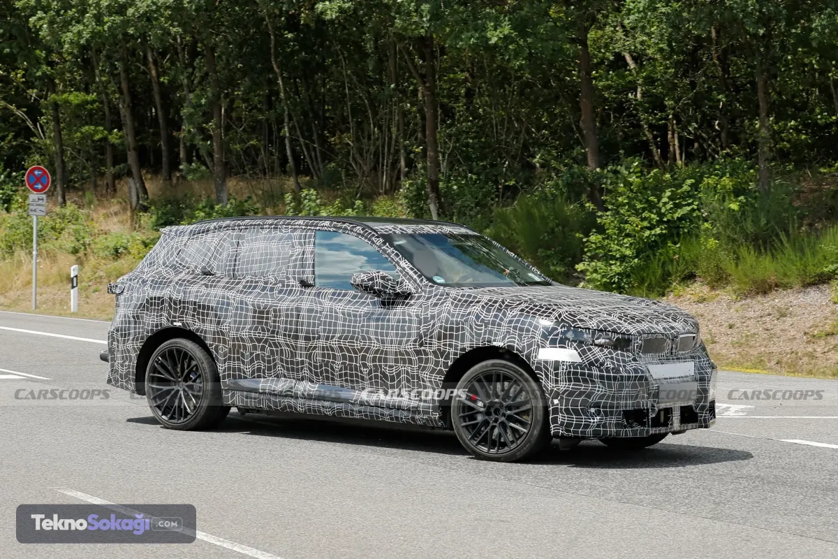 Soğutma sistemi yeniden tasarlandıNürburgring'de görüntülenen prototipin tasarımında performans ihtiyacına yönelik çeşitli değişiklikler bulunuyor.Genişletilmiş alt hava girişleri, batarya ve güç elektroniğinin soğutulmasına yardımcı olacak kanallar ve daha alçak konumlandırılan siyah böbrek ızgaraları dikkat çekiyor.Tamamen elektrikli güç aktarma sistemi nedeniyle egzoz çıkışlarına da ihtiyaç duyulmuyor. BMW, bunun yerine alt gövde hava akışını optimize etmeye odaklanıyor.