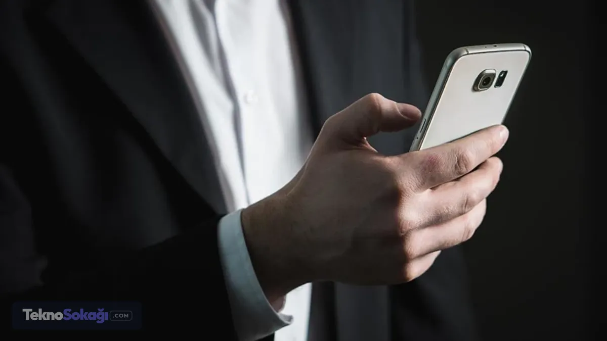 Uzmanlar ise asıl riskin telefonların gizlice dinlemesinden çok, uygulamalara verilen izinler ve kullanıcı davranışlarının dijital ortamda takip edilmesi olduğunu belirtiyor.