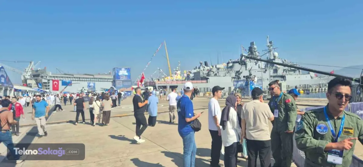 Denizlerin gururu sahneye çıktı! TEKNOFEST Mavi Vatan kapılarını açtı: TCG Anadolu ve Bayraktar TB3 Gölcük’te