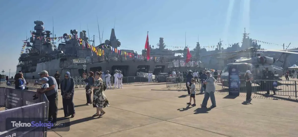 Denizlerin gururu sahneye çıktı! TEKNOFEST Mavi Vatan kapılarını açtı: TCG Anadolu ve Bayraktar TB3 Gölcük’te