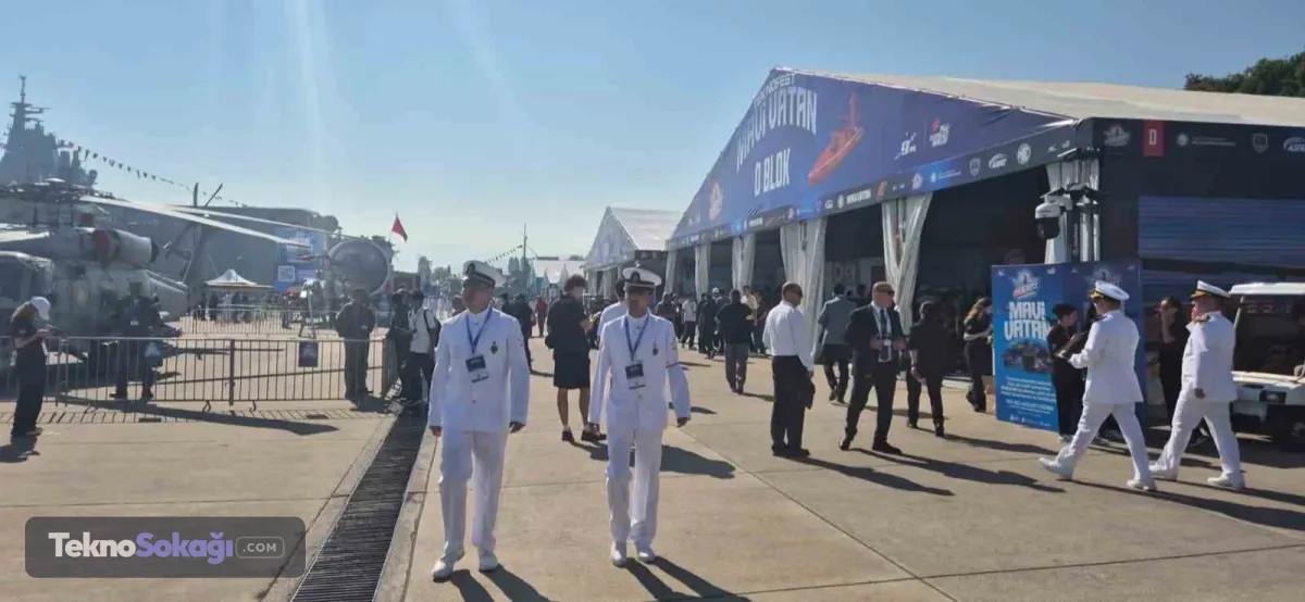 Denizlerin gururu sahneye çıktı! TEKNOFEST Mavi Vatan kapılarını açtı: TCG Anadolu ve Bayraktar TB3 Gölcük’te