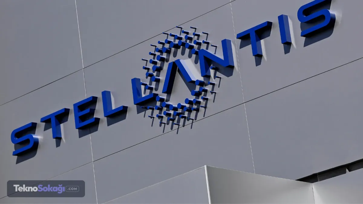 Chrysler'ın ana şirketi Stellantis, radyo yazılımında tespit edilen teknik bir arıza nedeniyle dünya genelinde yaklaşık 955 bin aracı geri çağırma kararı aldı. Yazılım arızasının geri görüş kameralarının düzgün çalışmasını engelleyebildiği ve bunun sürüş güvenliği açısından risk oluşturabileceği belirtildi.