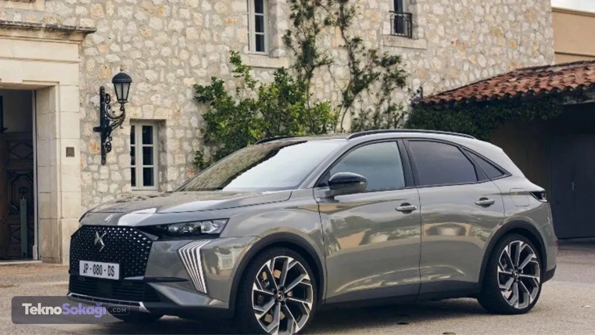 DS N°4 fiyat listesi Ağustos 2026DS Automobiles'ın Ağustos 2026 fiyat listesinde N°4 modeli 3 milyon 198 bin 500 TL fiyatla yer alıyor. Markanın SUV modeli DS 7'nin güncel fiyatı ise 4 milyon 273 bin 500 TL olarak açıklandı.