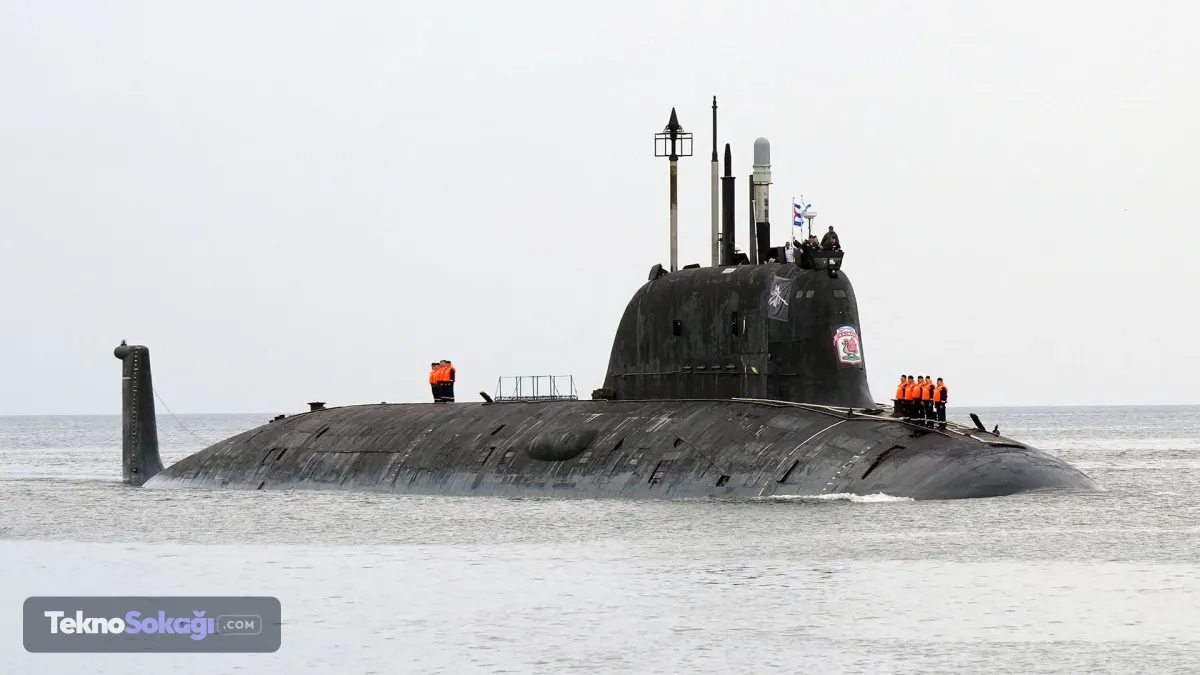 1- Rusya (66 denizaltı)Global Firepower'ın (GFP) açıkladığı listenin zirvesinde Rusya yer alıyor. 66 denizaltıyla dünyanın en büyük denizaltı filosuna sahip olan ülke, nükleer tahrikli saldırı denizaltılarıyla dikkat çekiyor. Geniş bir envantere sahip olan Rusya, balistik füze taşıyabilen platformlarla Moskova, özellikle Kuzey Kutbu ve Pasifik'teki deniz gücünü koruyabiliyor.