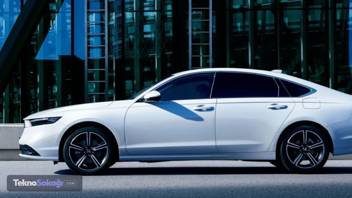Tasarımda ince dokunuşlar2027 Honda Accord'da kapsamlı bir makyaj yerine küçük ancak dikkat çekici tasarım güncellemeleri tercih edildi. Ön farların iç kısmındaki turuncu reflektörler kaldırılarak şeffaf sinyal lambaları kullanıldı. Ayrıca far çevresindeki parçalar gövde rengiyle uyumlu hale getirilerek daha sade ve premium bir görünüm elde edildi.Model; Kanyon Nehir Mavisi Metalik, Platin Beyaz İnci, Kristal Siyah İnci ve Meteorit Gri Metalik olmak üzere dört farklı gövde rengiyle satışa sunuluyor.