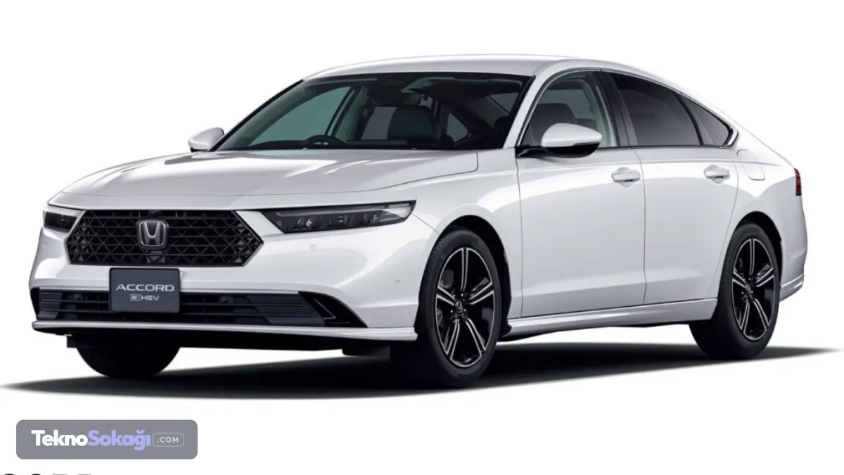 Eller serbest sürüş desteğiYeni Accord'un en dikkat çeken yeniliği ise Honda Sensing 360+ sürüş destek sistemi oldu. Accord e Sensing 360+ donanımında sunulan sistem, haritalandırılmış otoyollarda belirli şartlar altında eller serbest sürüş imkânı sağlıyor. Bu donanım seviyesinde ayrıca gövde rengi ön ızgara ve köpekbalığı sırtı anten tasarımı gibi görsel farklılıklar da bulunuyor.