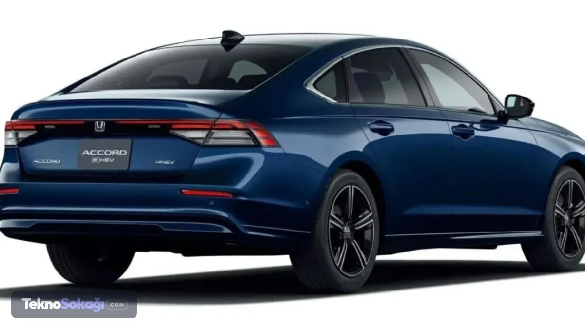 Hibrit motor korunuyorKaputun altında Honda'nın hibrit güç ünitesi görev yapmaya devam ediyor. Modelde 2.0 litrelik dört silindirli benzinli motor, iki elektrik motoru ve eCVT otomatik şanzıman birlikte çalışıyor. Bu kombinasyonun yakıt ekonomisi ve sürüş konforunu koruduğu belirtiliyor.Fiyatı belli olduJaponya'da satışa sunulan 2027 Honda Accord'un başlangıç fiyatı yaklaşık 37 bin dolar olarak açıklandı. Honda Sensing 360+ teknolojisine sahip en üst donanım seviyesinin fiyatı ise yaklaşık 39 bin 600 dolara kadar yükseliyor.