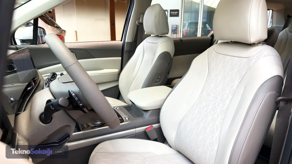 Kia'nın geniş ailelere yönelik MPV modeli Carnival Hibrit, kullanıcı değerlendirmelerinde yüksek memnuniyet oranıyla öne çıkıyor. Kabin genişliği ve tasarım konusunda 9,6 puana ulaşan model, hibrit motoruyla büyük gövdesine rağmen yakıt tüketimini de sınırlı tutmayı hedefliyor.