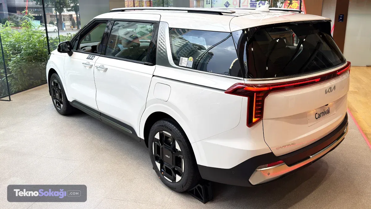 Geniş iç hacmi ve konforuyla yüksek puan aldıGeniş ailelere hitap eden MPV sınıfında yer alan Kia Carnival Hibrit, gerçekleştirilen kullanıcı memnuniyeti araştırmalarında 10 üzerinden 9,2 ortalama puana ulaşmayı başardı. Aracın özellikle kabin ferahlığı ve dış tasarım detayları sürücüler tarafından 9,6 puanla derecelendirildi. 5.155 mm uzunluk, 1.995 mm genişlik, 1.785 mm yükseklik ve 3.090 mm aks mesafesine sahip olan model, üçüncü ve dördüncü sıra koltuklarında dahi yolculara üst düzey bir oturma rahatlığı sağlıyor.