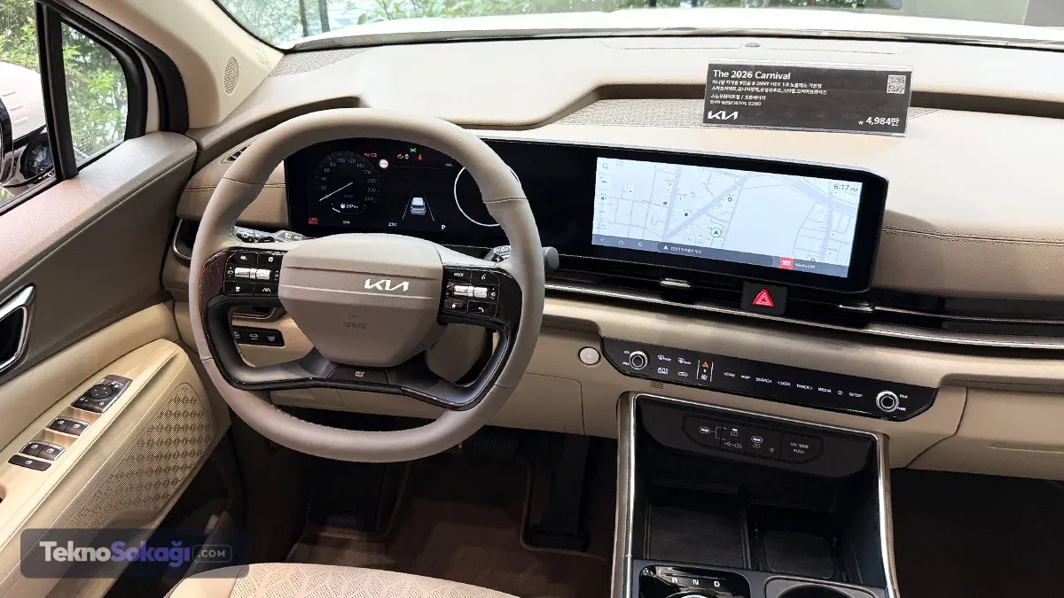 Hibrit motor teknolojisi ve yakıt tüketimiAracın kaputunun altında 1,6 litrelik turboşarjlı dört silindirli benzinli motor, 54 kW gücünde elektromotor ve 6 ileri otomatik şanzıman kombinasyonu görev yapıyor. Toplamda 245 beygir güç ve 367 Nm tork üreten bu sistem, büyük gövde ölçülerine karşın 100 kilometrede ortalama 7,14 ila 7,41 litre arasında oldukça makul bir karma yakıt tüketimi sunuyor. Bu ekonomik tüketim verileri kullanıcı anketlerinde 9,1 puan alırken, genel sürüş ve malzeme kalitesi memnuniyeti de 9,2 seviyesinde seyrediyor.