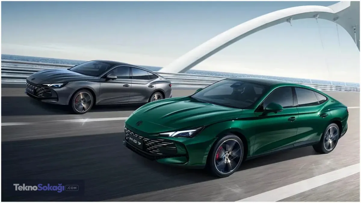 MG, Ağustos 2026 döneminde Türkiye'de SUV ve sedan modelleriyle otomobil almak isteyenlere farklı seçenekler sunuyor. Markanın hibrit modelleri arasında ZS Hybrid+ ve HS Hybrid+ öne çıkarken, benzinli HS ve MG7 de ürün gamında yer alıyor. Yeni bir MG satın almak isteyenler için liste fiyatlarının yanı sıra kampanyalı fiyatlar ve finansman seçenekleri de dikkat çekiyor.MG ZS Hybrid+ kampanyasıMG ZS Hybrid+ modelinde liste fiyatının yanı sıra kampanyalı satış fiyatı da bulunuyor. Modelin Ağustos ayındaki güncel fiyatı 2 milyon 655 bin TL olarak açıklanırken, kampanyalı fiyat 2 milyon 290 bin TL seviyesinde bulunuyor. ZS Hybrid+ için ayrıca leasing seçeneği de sunuluyor. Kampanyanın güncel koşullarının MG yetkili satıcılarından öğrenilebildiği belirtiliyor.