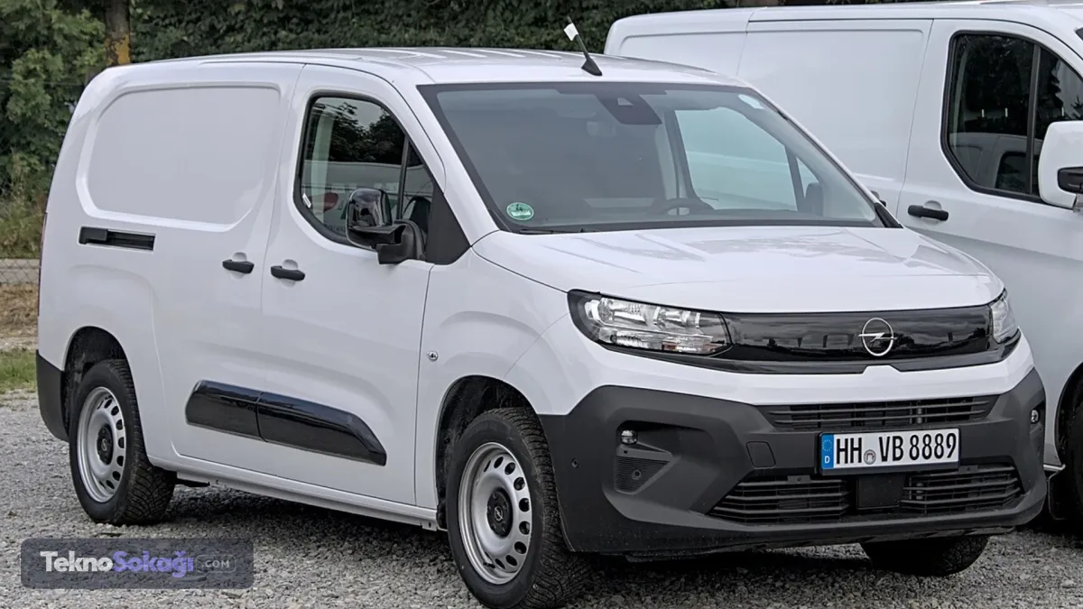 Türkiye'de ne kadar Opel Combo satıldı?Combo, Opel'in Türkiye'deki hafif ticari araç performansında büyük bir konuma sahip.Marka, 2025'te Türkiye'de 27 bin 471 adet hafif ticari araç satışı gerçekleştirerek segmentte en fazla satış yapan üçüncü marka olarak kayıtlara geçti. Bu satışların 15 bin 722 adedini Combo sırtladı.