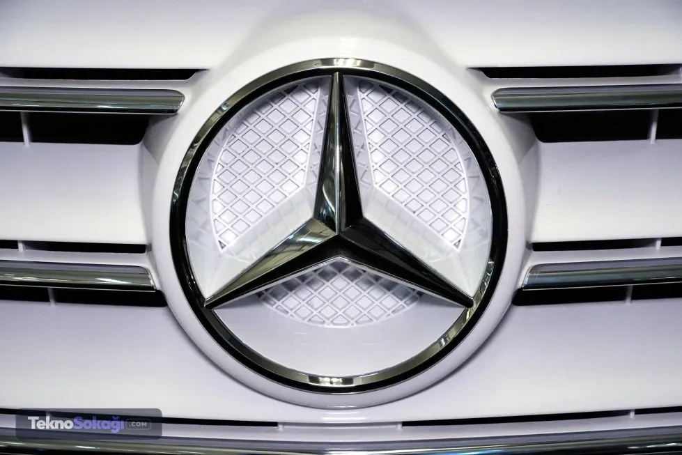 Alman otomotiv devi Mercedes-Benz, ABD'de sürücülerin karşı karşıya kaldığı sıra dışı bir iddia ve toplu dava süreciyle sarsıldı. İki Mercedes-AMG kullanıcısı, araç koltuklarında yer alan metalik logonun güneş altında aşırı ısınarak ciltlerinde ciddi yanıklara neden olduğu gerekçesiyle markaya karşı hukuki mücadele başlattı.