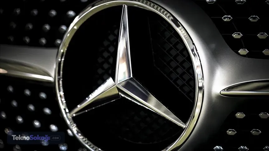 California Batı Bölgesi Federal Mahkemesi’ne sunulan dava dilekçesinde, Gabriel Lahijani ve Karendeep "Karina" Bath isimli sürücüler, belirli Mercedes-AMG modellerinin ön koltuklarında tasarım hatası bulunduğunu savundu. Sürücüler, kabartmalı metalik AMG logosunun oturan kişilerin üst sırt, boyun veya omuz bölgesiyle doğrudan temas ettiğini ve ciddi güvenlik riski oluşturduğunu bildirdi.