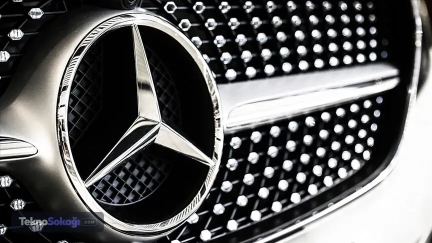 Alman üretici, geçmiş dönemlerde de büyük ölçekli hukuki yaptırımlarla gündeme gelmişti. Mercedes-Benz USA ve ana şirket Daimler AG, 2008-2016 yılları arasında üretilen 211 binden fazla dizel araçta emisyon testlerini yanıltıcı yazılımlar kullandığı gerekçesiyle yürütülen soruşturmada, başsavcılık koalisyonu ile 149,6 milyon dolarlık bir uzlaşma anlaşmasına varmıştı.