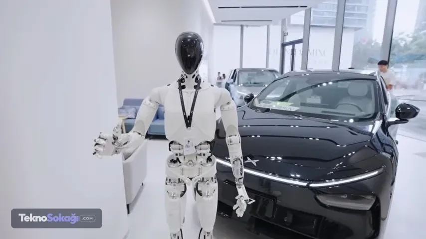 Dünyanın en büyük elektrikli araç üreticilerinden Çinli BYD, otomotiv ve yapay zeka teknolojilerini showroomlarına taşıdı. Şirket içi mühendislikle geliştirilen ve iki ayak üzerinde yürüyebilen insansı robot "Xiao Di", Çin’deki deneyim merkezlerinde doğrudan müşterilerle buluşarak araç tanıtımı ve satış danışmanlığı yapmaya başladı. Showroomları birer otonom test sahasına çeviren bu hamle, küresel otomotiv perakendeciliğinde yeni bir dönemin kapılarını aralıyor.