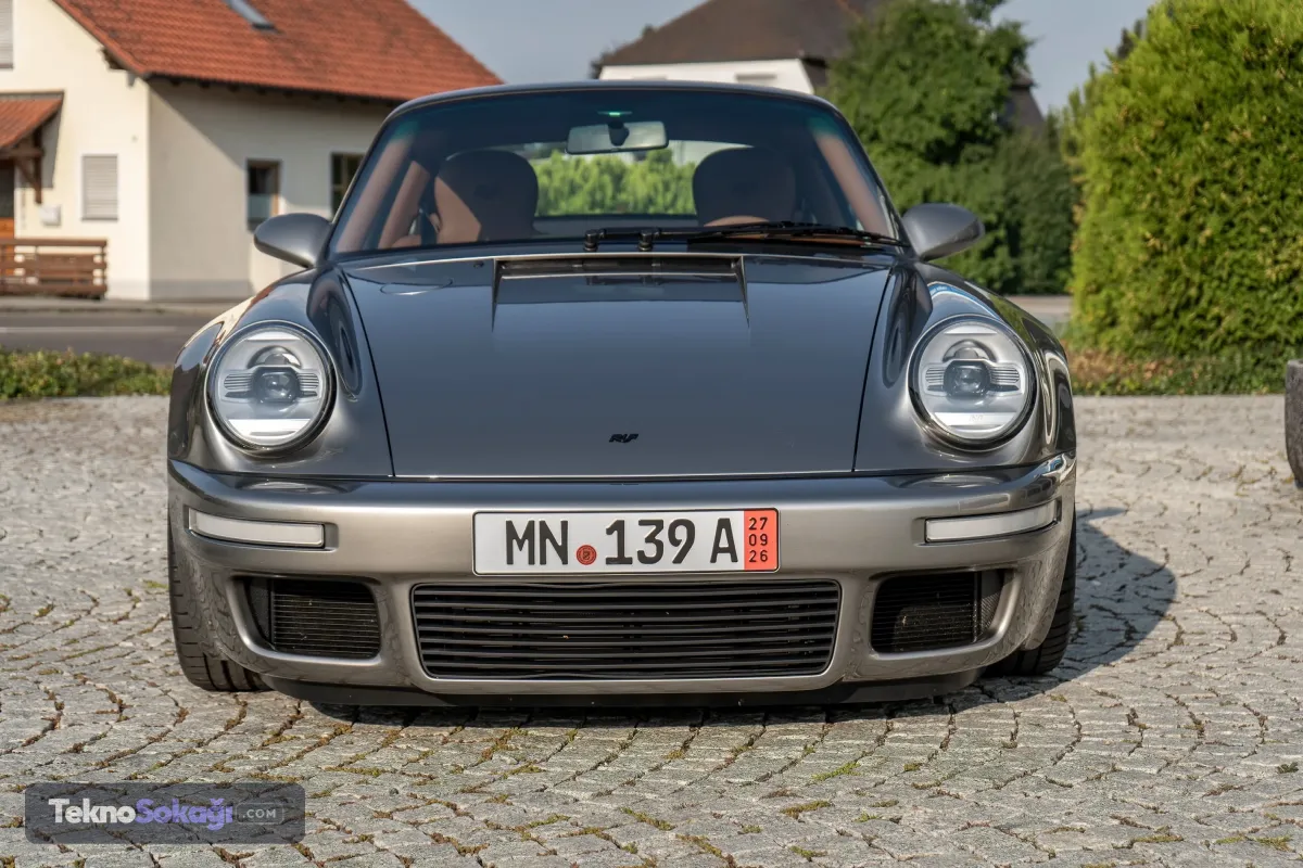 Porsche temelli yüksek performanslı otomobilleriyle tanınan RUF, yeni sınırlı üretim modeli Ehra ile otomobil tutkunlarının karşısına çıktı.Monterey Otomobil Haftası kapsamında sergilenen model, adını Ehra-Lessien test pistinden alıyor. RUF'un geliştirdiği karbon fiber monokok şasi üzerine inşa edilen otomobilde performans kadar sürüş hissine de odaklanıldı.