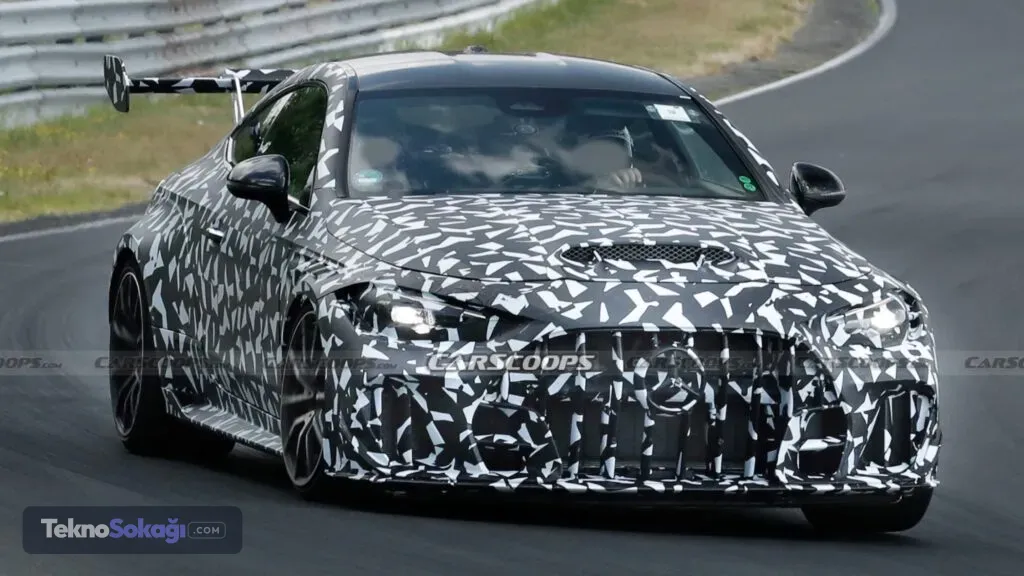 Mercedes-AMG, yüksek performanslı coupe modelleri arasına katılması beklenen CLE 63 Mythos için geliştirme çalışmalarını sürdürüyor. Almanya'da gerçekleştirilen son testlerde görüntülenen prototip, özellikle motor soğutması ve aerodinamik yapıdaki değişikliklerle dikkat çekti.
