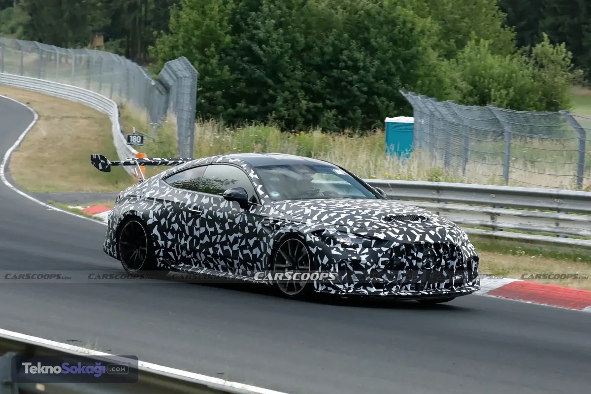 Yenilenen aerodinamik gövde ve agresif soğutma tasarımıMercedes-AMG'nin pist odaklı yeni canavarı CLE 63 Mythos, Almanya'da gerçekleştirilen test sürüşlerinde kamuflajlı haliyle görüntülendi. Nürburgring çevresindeki testlerde ortaya çıkan son prototip, mühendislerin aracın soğutma sistemi ve aerodinamik mimarisinde önemli değişikliklere gittiğini gösterdi. 