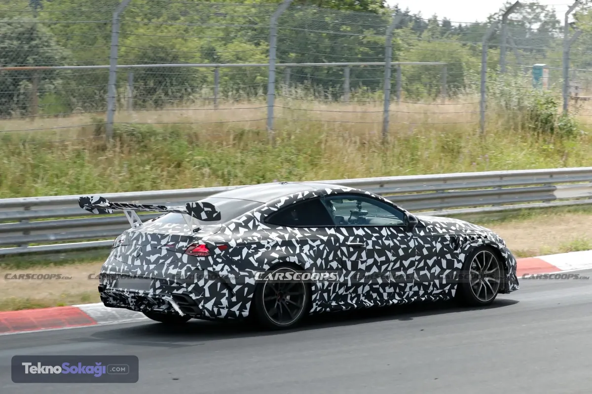 Önceki prototiplere kıyasla motor kaputunun tam üzerine eklenen belirgin hava girişi, yüksek performanslı V8 ünitenin termal yönetim ihtiyacını karşılamak üzere tasarlandı. Ön çamurluklardaki testere dişi formlu hava yarıkları, ortası oluklu karbon fiber tavan, arkadaki ayarlanabilir spoyler ve çapraz yerleşimli dörtlü egzoz çıkışı modelin safkan yarış kimliğini vurguluyor. 