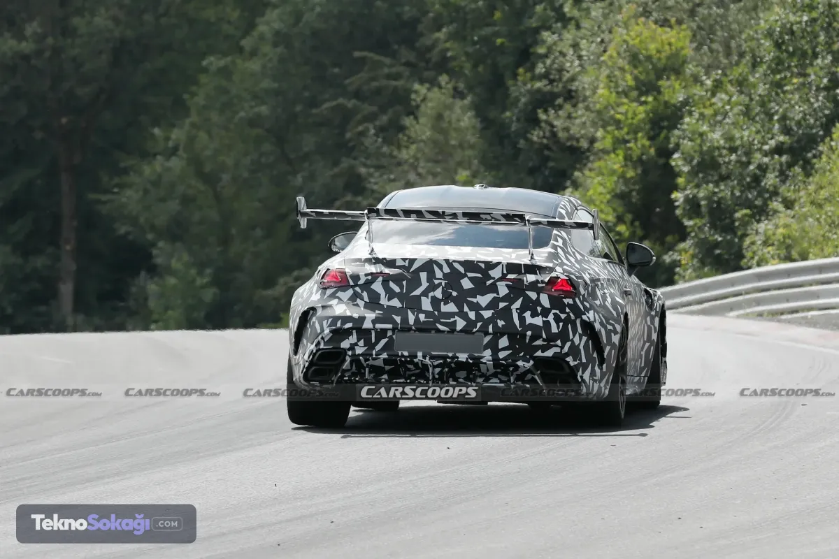 646 beygirlik düzlemsel kranklı V8 motorYeni modelin kaputunun altında Mercedes mühendislerinin imzasını taşıyan 4,0 litrelik çift turbo beslemeli V8 motor yer alıyor. Düzlemsel krank mili mimarisiyle donatılan bu özel güç ünitesi, yaklaşık 646 beygir güç üretecek şekilde optimize ediliyor.