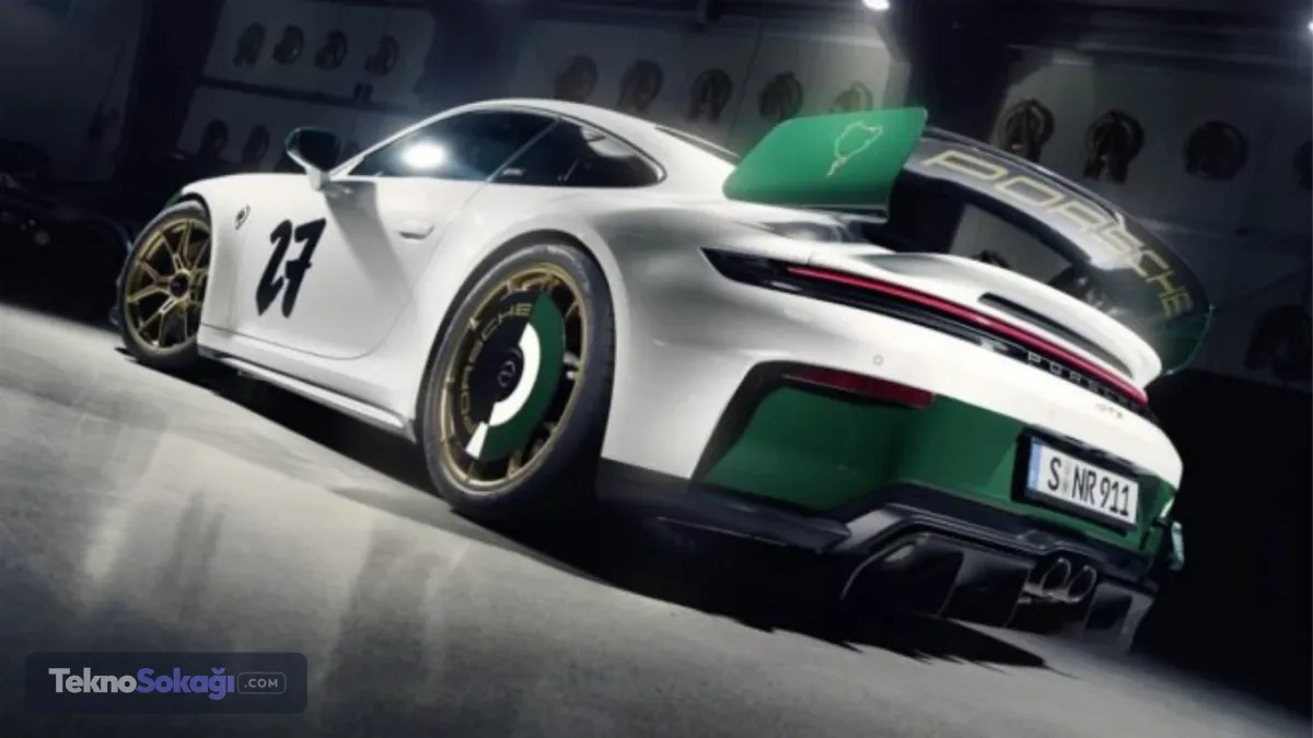 Porsche, efsanevi Nürburgring pistinin 100. yıl dönümünü kutlamak amacıyla hazırladığı 911 GT3 100 Jahre Nürburgring modelini tanıttı. Sınırlı üretim özel seri, tasarımından iç mekan detaylarına kadar Nürburgring'in ikonik Nordschleife pistinden izler taşıyor.