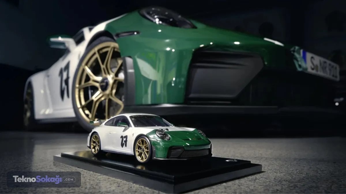 Sadece 100 adet üretilecekPist tutkunları ve koleksiyoncular için hazırlanan özel modelden yalnızca 100 adet üretilecek. Porsche, 911 GT3 100 Jahre Nürburgring'i sadece Almanya pazarında satışa sunacak. Model, Nürburgring'in 100. yaşına gönderme yaparken pistin 