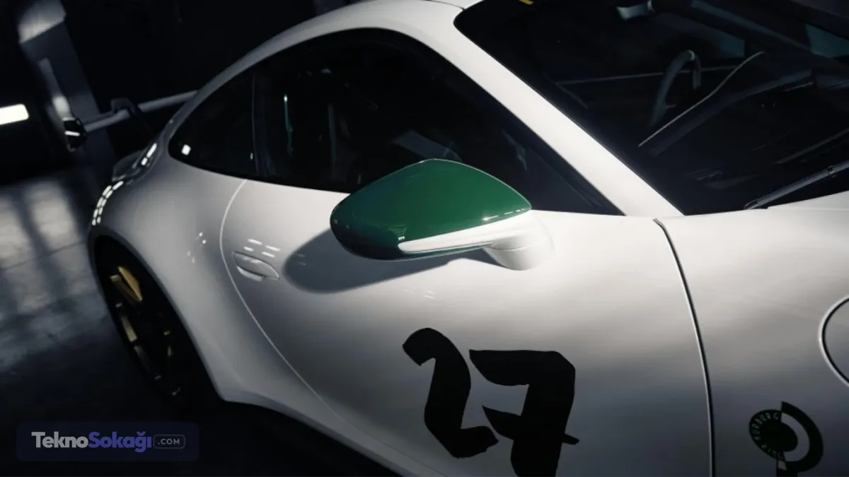 İç mekanda Nürburgring temasıAracın kabininde de pist temasını güçlendiren özel dokunuşlar bulunuyor. Yeşil renkli takla kafesi, siyah deri ve Race-Tex döşemeler dikkat çekerken, kapı eşiklerinde aydınlatmalı "Welcome to the Green Hell" yazısına yer veriliyor. Altın renkli jantlar da özel modelin tasarımını tamamlıyor.