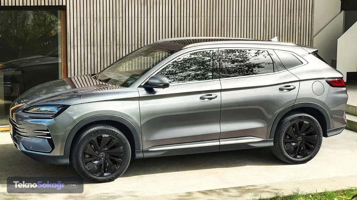 Elektrikli ve hibrit otomobil pazarında rekabet giderek kızışırken BYD, yeni modelleriyle fiyat-donanım dengesini öne çıkarıyor. Markanın Sealion 6 DM-i modeli, şarj edilebilir hibrit SUV arayan tüketicilere tek donanım paketiyle kapsamlı bir seçenek sunuyor.Yaklaşık 26 bin 500 dolarlık fiyatıyla satışa sunulan modelde, sonradan eklenen opsiyonlar nedeniyle oluşabilecek maliyet artışının önüne geçilmesi hedefleniyor.