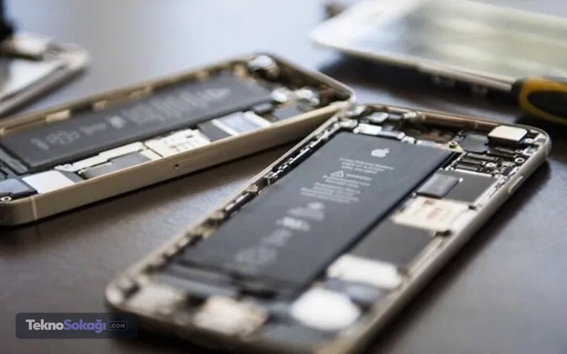 Cam telefon tasarımları batarya sistemini değiştirdiYeni nesil akıllı telefon tasarımlarında cam ve alüminyum gibi malzemelerin yaygınlaşması da çıkarılabilir arka kapakların kullanımını azalttı. Özellikle cam paneller, sürekli açılıp kapatılacak bir arka kapak için plastik kadar elverişli değil.Günümüzde kullanıcı tarafından bataryası değiştirilebilen modellerden Fairphone 6 ve Samsung Galaxy XCover 7 Pro gibi cihazlarda plastik ağırlıklı tasarımların tercih edilmesi de bu farkı ortaya koyuyor.