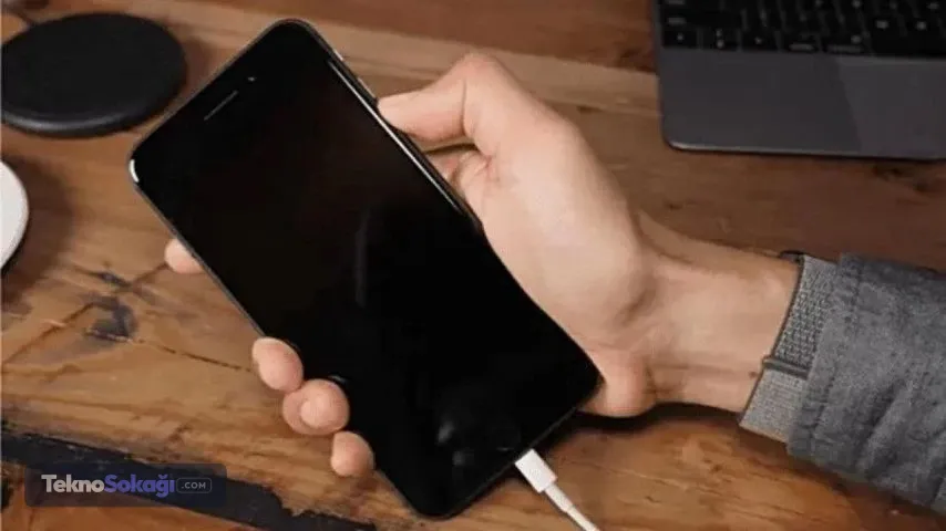 iPhone değiştirilebilir bataryaya geçecek mi?Aktarılan düzenlemeye göre bataryanın 500 tam şarj döngüsünden sonra en az yüzde 83, 1.000 tam şarj döngüsünden sonra ise en az yüzde 80 kapasitesini koruması ve cihazın en az IP67 su ve toz dayanıklılığına sahip olması halinde farklı hükümler uygulanabilecek.Apple'ın verdiği bilgilere göre iPhone 15 ve daha yeni modellerin bataryaları ideal koşullarda 1.000 tam şarj döngüsünün ardından yüzde 80 kapasiteyi koruyacak şekilde tasarlanıyor. Yeni iPhone modellerinin su ve toz dayanıklılığı şartlarını da karşılaması nedeniyle Apple'ın söz konusu istisnadan yararlanabileceği değerlendiriliyor.Bu nedenle 2027'de yürürlüğe girecek kurallar her iPhone'un eski telefonlardaki gibi kapağı açılarak bataryasının çıkarılacağı anlamına gelmiyor. Ancak düzenlemenin üreticilerin batarya tasarımlarında ve kullanıcıların telefonlarını tamir ettirme biçiminde önemli değişikliklere yol açması bekleniyor.