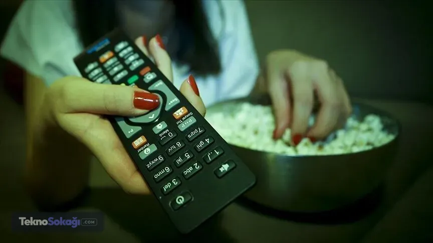 Anten ayarı değişmeyecekYayınların aktarılacağı yeni uydular, Türksat 3A ile aynı yörünge konumunda bulunduğu için kullanıcıların yeni anten taktırmasına ya da mevcut çanak antenlerinin yönünü değiştirmesine gerek olmayacak.Yetkililer, geçiş sürecinin yayınlarda kesinti yaşanmaması için detaylı teknik planlamayla gerçekleştirileceğini belirtti.