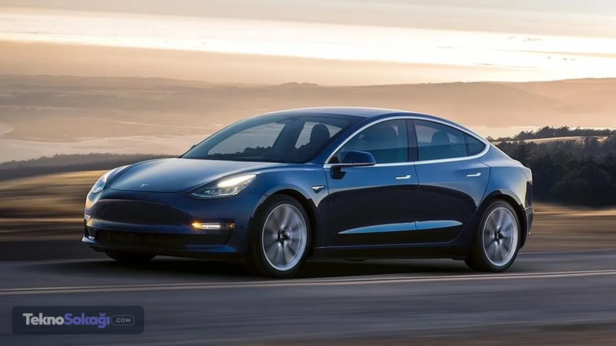 Tesla sahiplerinin binlrce aracı servise çağırılıyor.ABD Ulusal Karayolu Trafik Güvenliği İdaresi (NHTSA) salı günü yaptığı açıklamada, elektrikli araç üreticisi Tesla'nın, karşıdan gelen sürücülerin görüşünü kısıtlayarak kaza riskini artırabilecek aşırı parlak kısa farları nedeniyle ABD'de 20 bin 349 aracını geri çağıracağını bildirdi.