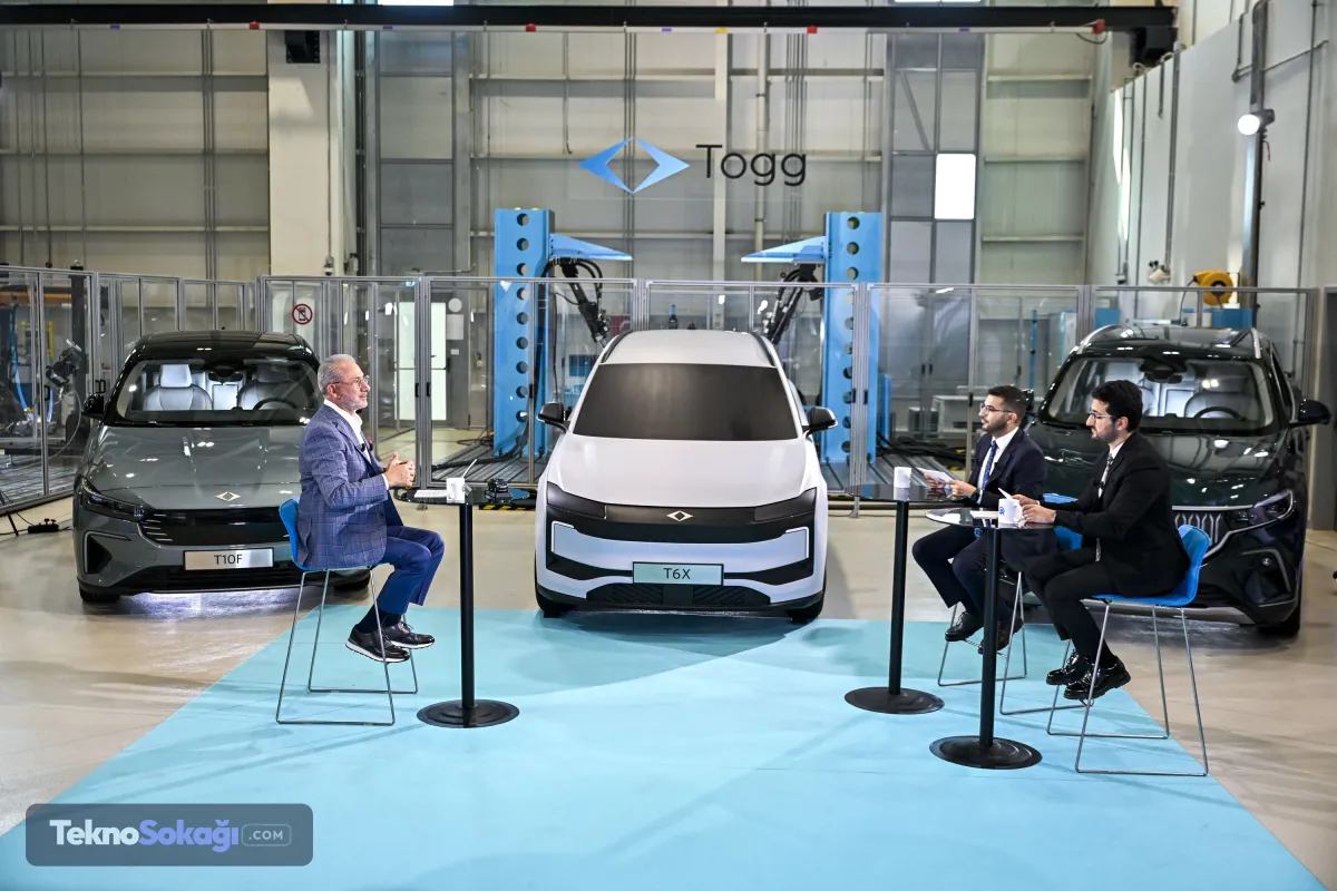 Togg T6X satış fiyatı ne kadar olacak?Modelin pazardaki rakipleri karşısında avantaj sağlayacak ve daha geniş bir kullanıcı kitlesine hitap edecek rekabetçi bir fiyat seviyesiyle satışa sunulacağı açıklandı.T6X'in fiyatının 1 milyon 300 bin TL bandında olup olmayacağına ilişkin soru üzerine Tosyalı, yılın başındaki hedeflerine sadık olduklarını belirtti. Tosyalı,