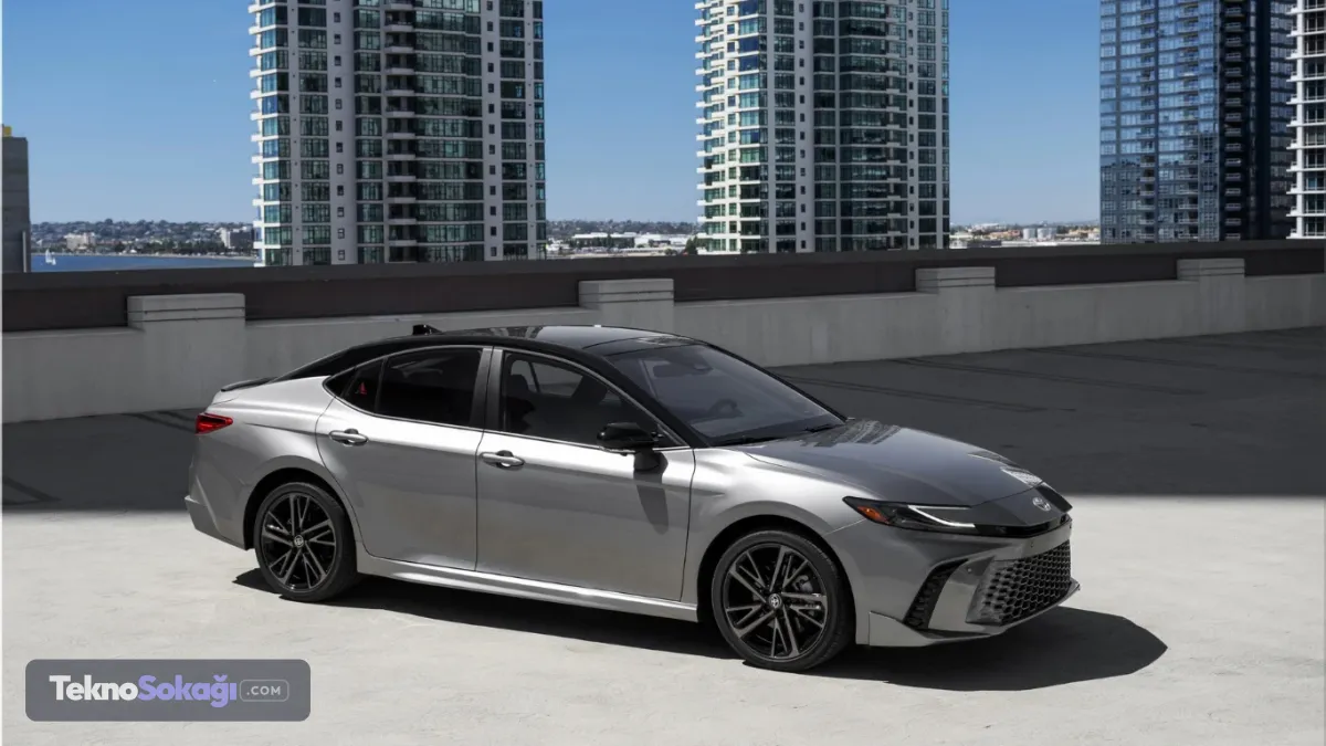 Japon otomobil üreticisi Toyota, ABD'de 2025 ve 2026 model bazı Camry Hybrid araçlar için geri çağırma kararı aldı. Gösterge paneli ekranında meydana gelebilecek arızanın bazı önemli uyarı ve güvenlik sistemlerinin devre dışı kalmasına neden olabileceği belirtildi.