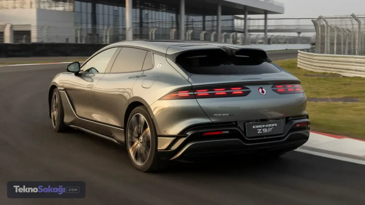 1.140 beygirlik güç korunuyorYeni Denza Z9 GT e3, serinin güçlü üç motorlu altyapısını koruyacak.Dört tekerlekten çekiş sistemine sahip otomobil toplam 850 kW, yani yaklaşık 1.140 beygir güç ve 1.210 Nm tork üretecek.Ön aksta 230 kW, arka aksta ise 310'ar kW gücünde iki sabit mıknatıslı senkron elektrik motoru görev yapacak.Modelde ayrıca BYD'nin Blade Battery 2.0 batarya teknolojisi ve 800V hızlı şarj altyapısı bulunacak.