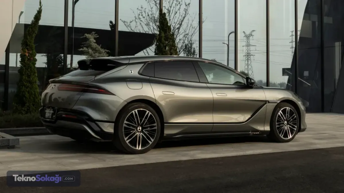 Arka aks yönlendirme sistemi de bulunacakDenza Z9 GT e3'ün performans ekipmanları yalnızca motor gücüyle sınırlı kalmayacak.Modelde, arka tekerleklerin her iki yöne 10 dereceye kadar hareket edebilmesini sağlayan aktif arka aks yönlendirme sistemi kullanılacak. Bu teknoloji, yüksek hızlarda sürüş dengesine ve düşük hızlarda manevra kabiliyetine katkı sağlamayı hedefliyor.