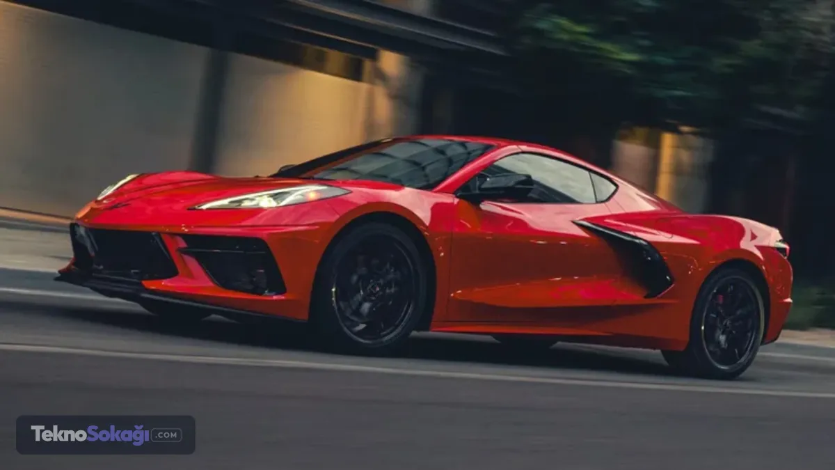 Şehir içi tüketim arttıYeni motor performansı artırırken yakıt tüketiminde de yükselişe neden oldu.EPA verilerine göre 2027 Corvette Stingray'in birleşik yakıt tüketimi 13,07 litre/100 km, yani 18 mpg olarak açıklandı.Şehir içi tüketim ise 15,68 litre/100 km seviyesinde bulunuyor. Bu rakam, yeni Corvette'in şehir içi kullanımda önceki modele kıyasla daha fazla yakıt harcadığını gösteriyor.