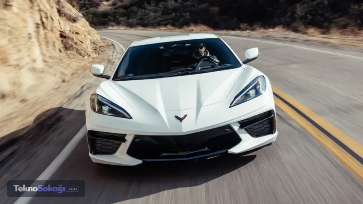 Corvette ile Tahoe'nun tüketimi birbirine yaklaştıOrtaya çıkan tüketim verileri, yeni Corvette Stingray'in yüksek hacimli V8 motorlu SUV modelleriyle benzer seviyelere ulaştığını ortaya koydu.EPA verilerine göre Stingray'in yakıt tüketimi, dört tekerlekten çekişli ve 6,2 litrelik V8 motora sahip Chevrolet Tahoe ile yakın değerlerde bulunuyor.ABD'deki hesaplamalara göre Corvette'in yakıt deposunu doldurmanın maliyeti yaklaşık 94 dolar seviyesinde.Yılda yaklaşık 24.140 kilometre, yani 15 bin mil kullanım senaryosunda ise yıllık yakıt maliyetinin yaklaşık 4 bin dolardan 4.200 dolar seviyesine yükselmesi bekleniyor.