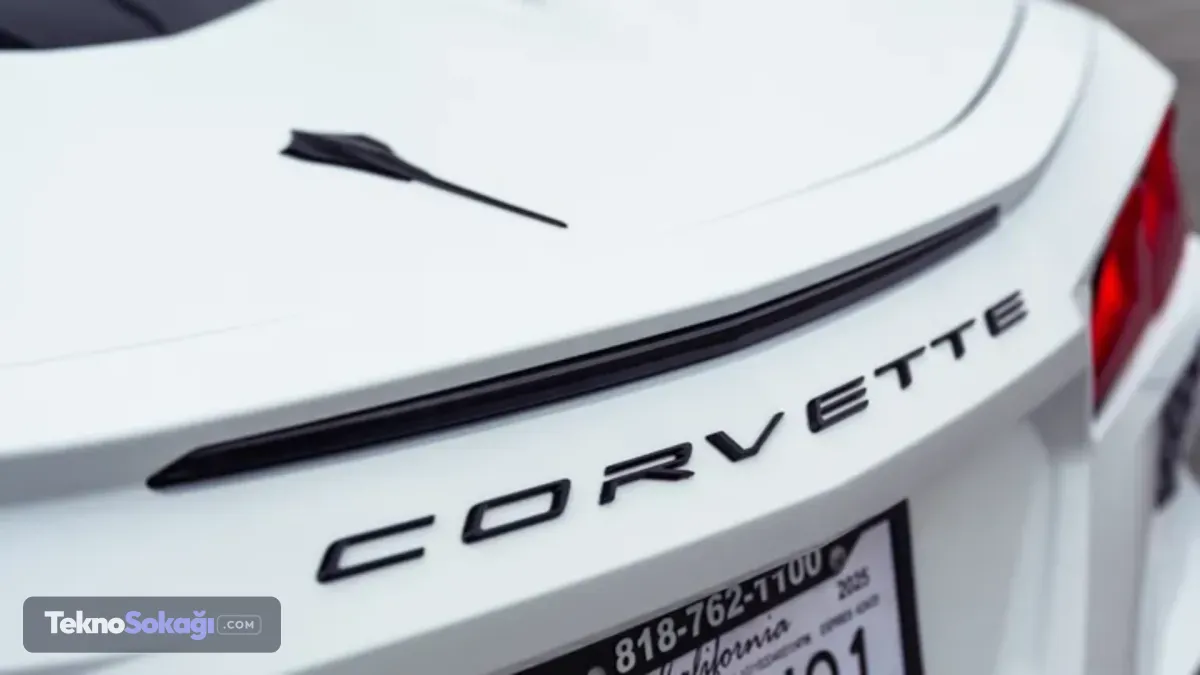Prius ile arasındaki fark dikkat çekiyorYüksek performanslı V8 motorlu Corvette ile hibrit otomobiller arasındaki tüketim farkı da oldukça büyük.194 beygir gücündeki hibrit Toyota Prius'un ortalama yakıt tüketimi yaklaşık 4,28 litre/100 km seviyesinde bulunuyor.Aynı yıllık kullanım senaryosunda Prius'un yakıt maliyetinin yaklaşık 1.100 dolar olduğu hesaplanıyor.Bu karşılaştırma, Corvette Stingray'de yakıt ekonomisinin performansın öncelikli hedeflerinden biri olmadığını açık biçimde ortaya koyuyor.Corvette ailesinde tüketim daha da yükseliyor2027 Corvette ailesindeki diğer performans modellerinde yakıt tüketimi daha yüksek seviyelere çıkıyor.Grand Sport'un birleşik tüketimi 13,84 litre/100 km, yani 17 mpg olarak listeleniyor.Serinin tepe modelini oluşturan hibrit destekli 1.250 beygirlik Corvette ZR1X ise ortalama 16,80 litre/100 km, yani 14 mpg yakıt tüketiyor.