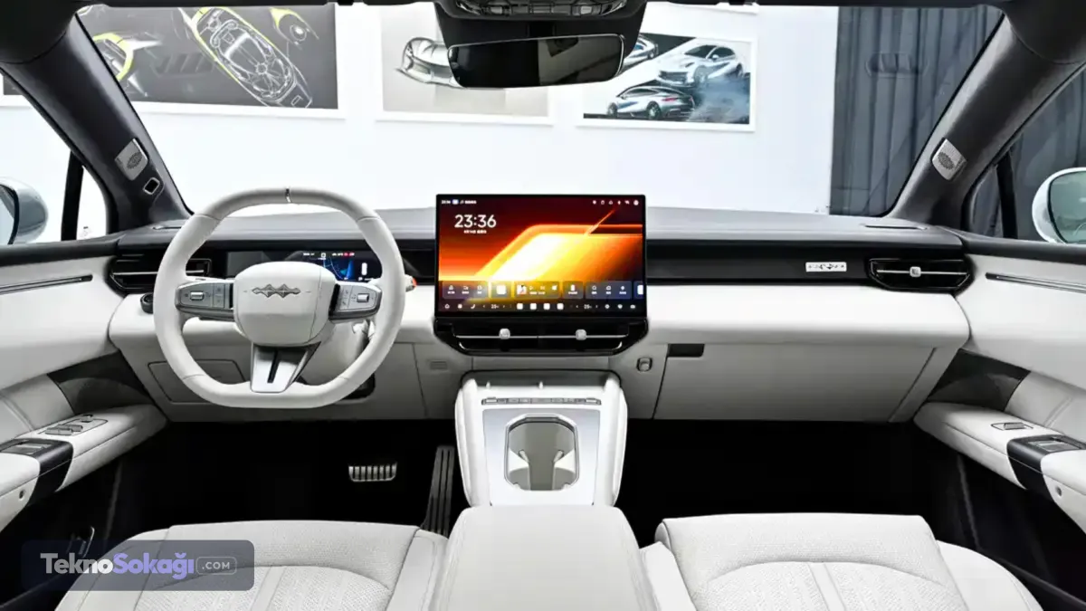 Serinin zirvesinde konumlanan dört tekerlekten çekişli performans versiyonu ise toplam 490 kW (657 beygir) güç sunan çift motorla donatıldı. 0'dan 100 km/s hıza 3,6 saniyede tırmanan bu model 730 kilometrelik sürüş menzili vadediyor. Station wagon çizgilerine sahip Formula S GT versiyonu ise arkadan itişli konfigürasyonda 850 kilometre, dört çeker seçenekte 730 kilometre yol katedebiliyor.