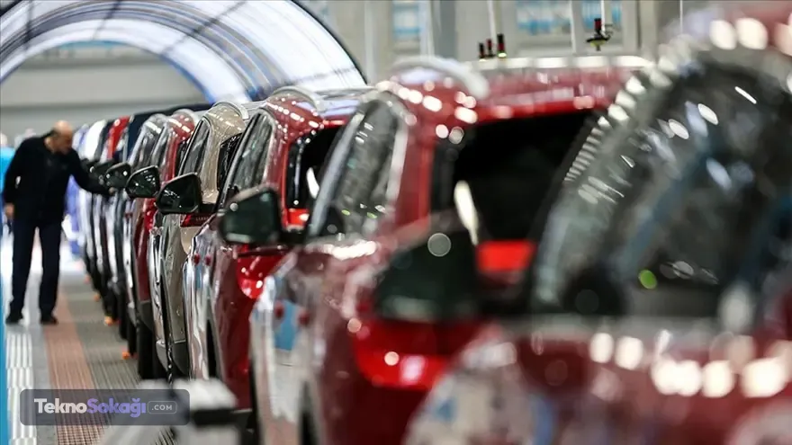 Türkiye otomobil pazarının Ağustos 2026 satış rakamları belli oldu. Ay boyunca 61 bin 529 araba satılırken Togg, Renault, Toyota, Kia ve Hyundai modelleri üst sıralarda yer aldı. Türkiye'de en çok satan otomobiller listesinde zirvenin sahibi ise 2 bin 939 adetlik satışla birinci oldu. Togg'un iki modeli birden ilk 5'e girdi. İşte Ağustos 2026 en çok satan araba modelleri ve satış rakamları...