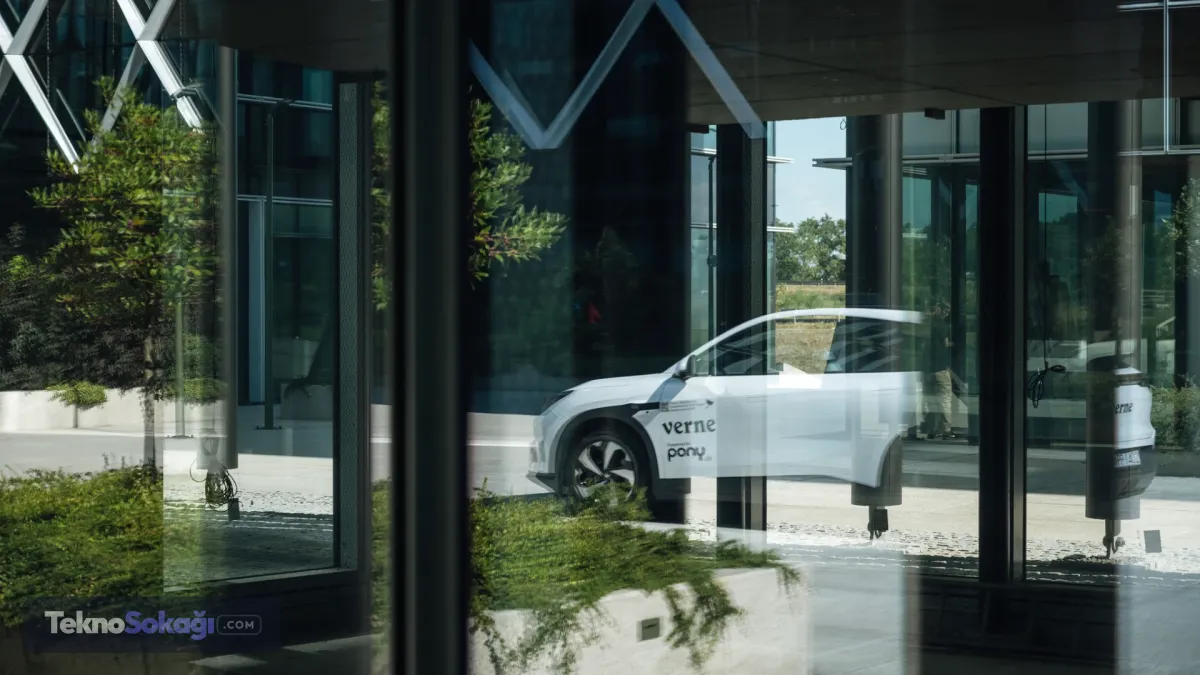 Avrupa'da bir ilk olma özelliği taşıyan sistemde yolcular, robotaksileri Uber üzerinden çağırabiliyor. Araçlar, Verne merkezi, merkezi iş bölgesi ve Zagreb Havalimanı'nı birbirine bağlayan 22 kilometrelik güzergah üzerinde çalışıyor.
