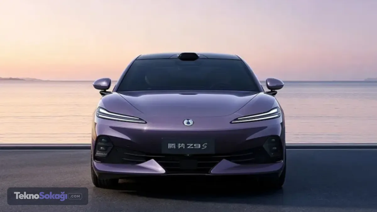 Küresel elektrikli araç pazarının öncülerinden BYD çatısı altında lüks segmentte faaliyet gösteren Denza markası, ürün yelpazesine iddialı bir sedan modeli ekliyor. Markanın Z9 modeline kıyasla daha sportif ve kompakt oranlara sahip yeni modeli Denza Z9S, 23 Eylül 2026 Çarşamba günü resmi olarak satışa sunuluyor. Üç farklı donanım paketiyle ön sipariş sürecine başlayan elektrikli sedan, Çin pazarında 45 bin 700 dolar ile 55 bin 700 dolar aralığındaki fiyat etiketiyle kullanıcılarla buluşuyor. Geçtiğimiz dönemde 130 kWh bataryalı lüks SUV modeli Denza N8L ile adından söz ettiren üretici, bu hamleyle elektrikli sedan pazarındaki menzil rekabetini üst seviyeye taşıyor.