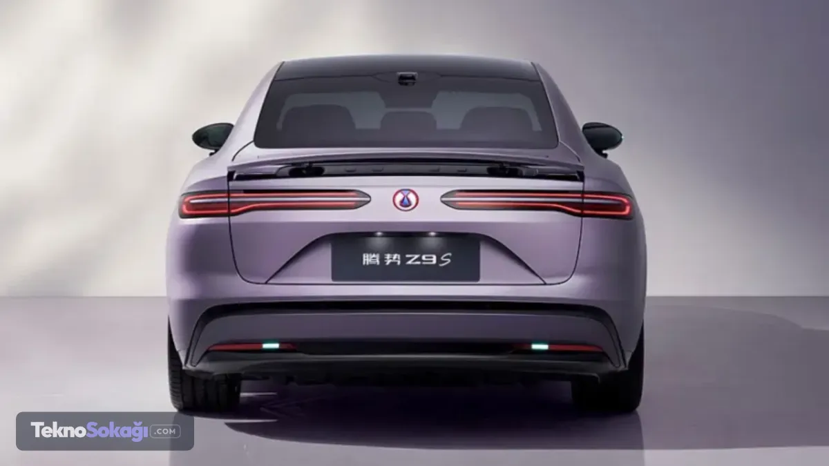 1.193 beygir güç ve 1.100 kilometreye varan menzil Yeni sedan modelde arkadan itişli tek motor ve dört tekerlekten çekiş sağlayan üç motorlu olmak üzere iki farklı tahrik ünitesi yer alıyor. Tek elektrik motorlu giriş seçeneği 370 kW güçle yaklaşık 496 beygir üretirken, e3 mimarisiyle desteklenen üç motorlu amiral gemisi versiyon toplamda 890 kW yani 1.193 beygirlik devasa bir güç değerine ulaşıyor. Bu yüksek güç aktarımı sayesinde araç, sıfırdan saatte 100 kilometre hıza sadece 2,68 saniyede tırmanabiliyor. BYD imzasını taşıyan ikinci nesil Blade batarya teknolojisiyle donatılan otomobilde 102,326 kWh ve 122,496 kWh kapasiteli paketler sunuluyor. Söz konusu bataryalar CLTC test döngüsüne göre donanımına bağlı olarak 780 kilometre, 920 kilometre ve 1.100 kilometre kesintisiz sürüş vadediyor. Modelin daha zorlu olan küresel WLTP normlarındaki menzil değerleri ise sırasıyla 632 kilometre, 745 kilometre ve 891 kilometre olarak öne çıkıyor.