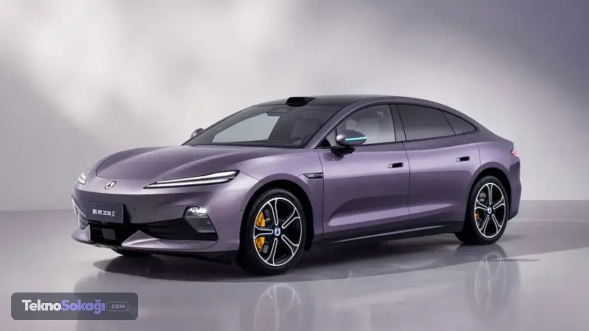 Yengeç yürüyüşü desteği ve yapay zekalı otonom sürüşDenza Z9S, bağımsız motor ve yönlendirme kontrolü sağlayan yenilikçi e3 teknolojik altyapısı üzerine inşa edildi. Bu platformun sunduğu standart arka tekerlek yönlendirme kabiliyeti sayesinde aracın dönüş çapı 4,75 metreye kadar geriliyor ve otomobil dar alanlarda yengeç yürüyüşü şeklinde çapraz manevra yapabiliyor. Gövde salınımlarını kusursuz şekilde dengeleyen DiSus-A akıllı havalı süspansiyon sisteminin yer aldığı kabin içinde ise Nappa deri kaplamalar ve süet tavan dokusu lüks algısını tamamlıyor.