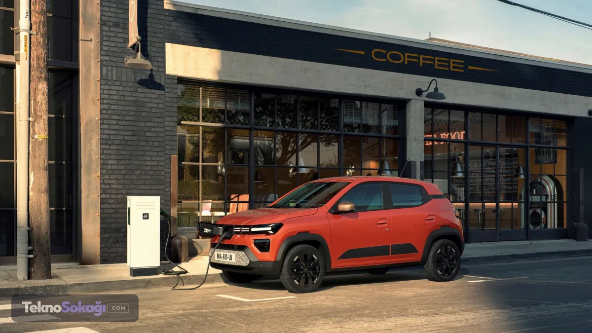 Renault'un üretim altyapısı kullanılacakYeni Dacia Spring, Renault'un küçük elektrikli otomobilleri için geliştirdiği RG-EV small platformu üzerine inşa edildi. Yeni nesil Renault Twingo E-Tech ile Slovenya'daki fabrikada aynı üretim bandını paylaşacak olan araç, önceki nesline göre hem boyut hem de iç mekan hacmi bakımından belirgin şekilde büyüdü. 3,85 metre toplam uzunluğa, 337 litrelik bagaj kapasitesine ve 1.212 kg boş ağırlığa sahip olan model, şehir içi kullanımın yanı sıra günlük ihtiyaçlara daha geniş bir alan vadediyor.