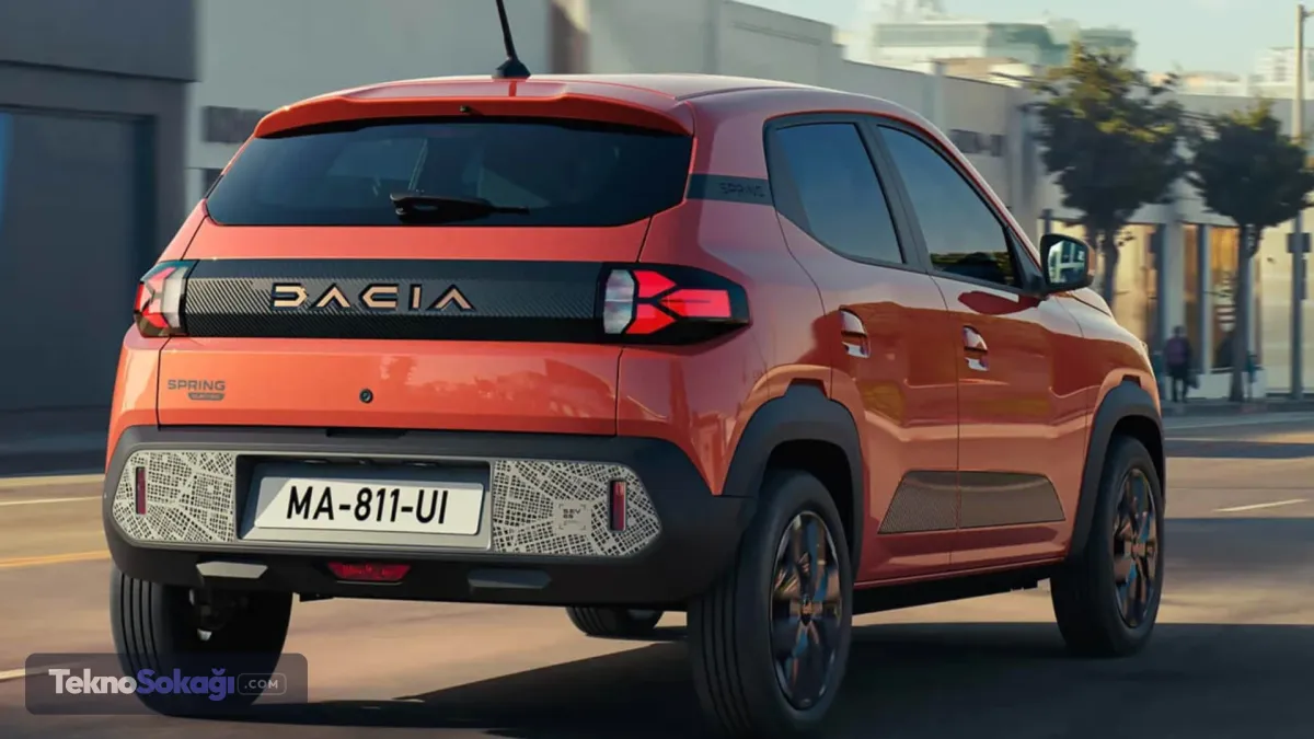 Dacia Spring menzili ne kadar?Dacia'nın uygun fiyatlı elektrikli modeli Spring'de 60 kW güç ve 175 Nm tork üreten yeni bir elektrik motoru yer alıyor. Modelin 0'dan 100'e 12,1 saniyede ulaşırken; azami hızı ise 130 km/sa hıza ulaşabiliyor. Araç, 250 kilometrelik karma menzil vadediyor.