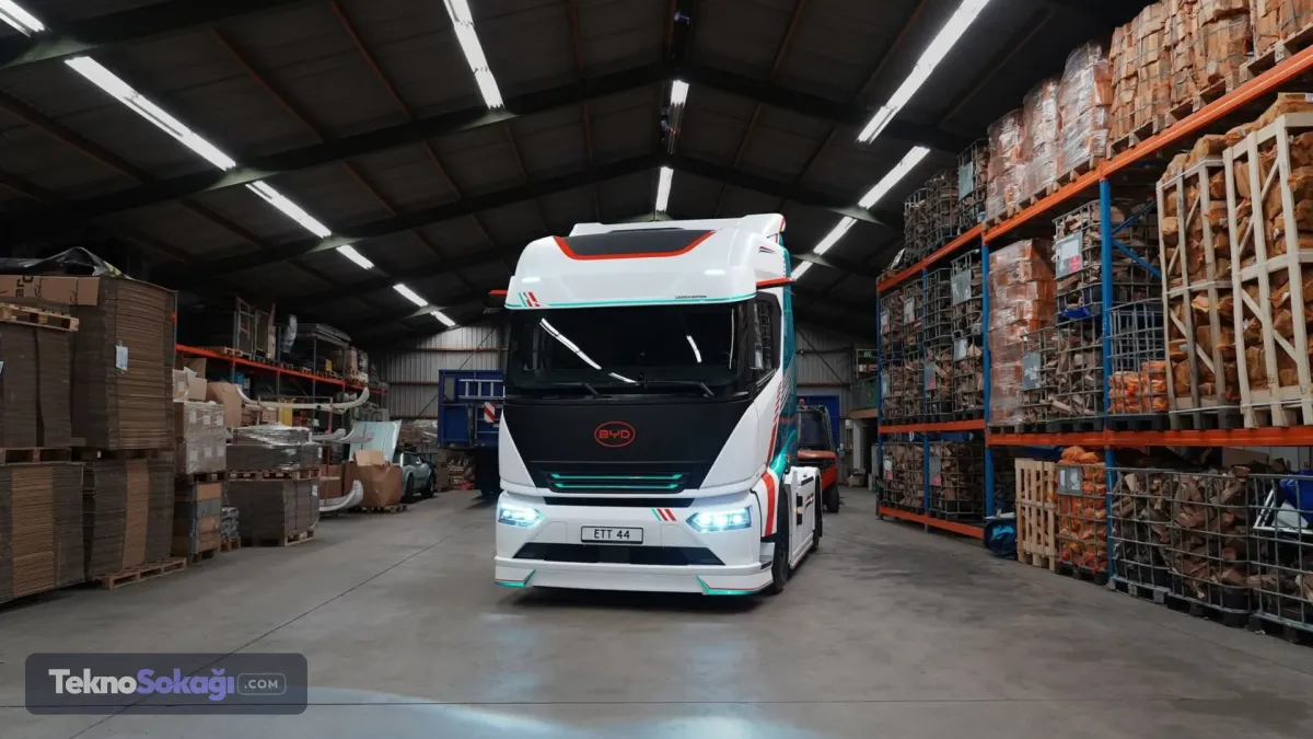 1.006 beygir güce kadar çıkıyor4x2 çekici konfigürasyonuyla gelen BYD ETT 44, elektrik motorundan maksimum 1.006 beygir güç üretebiliyor.Modelde BYD'nin lityum demir fosfat temelli Blade batarya teknolojisi kullanılıyor. Çekici için 434 kWh ve 651 kWh olmak üzere iki farklı batarya kapasitesi sunuluyor.